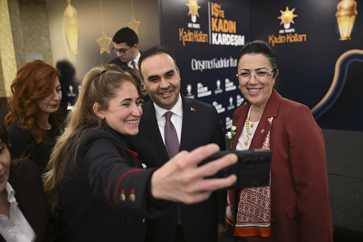 Sanayi ve Teknoloji Bakanı Mehmet Fatih Kacır, AK Parti Kadın Kolları tarafından düzenlenen "İş'te...