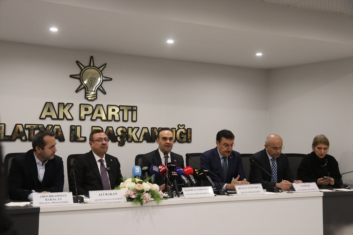 Sanayi ve Teknoloji Bakanı Mehmet Fatih Kacır, AK Parti Malatya İl Başkanlığında gazetecilere...