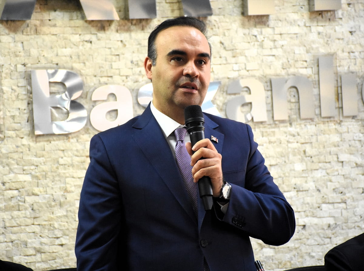 Sanayi ve Teknoloji Bakanı Mehmet Fatih Kacır, Aksaray'da, AK Parti İl Başkanlığını ziyaret etti....