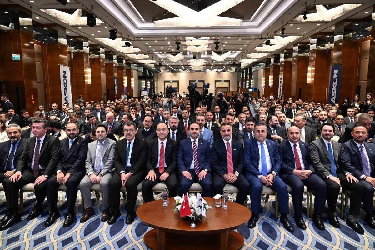 Sanayi ve Teknoloji Bakanı Mehmet Fatih Kacır, Anadolu Aslanları İş Adamları Derneğince, iş...