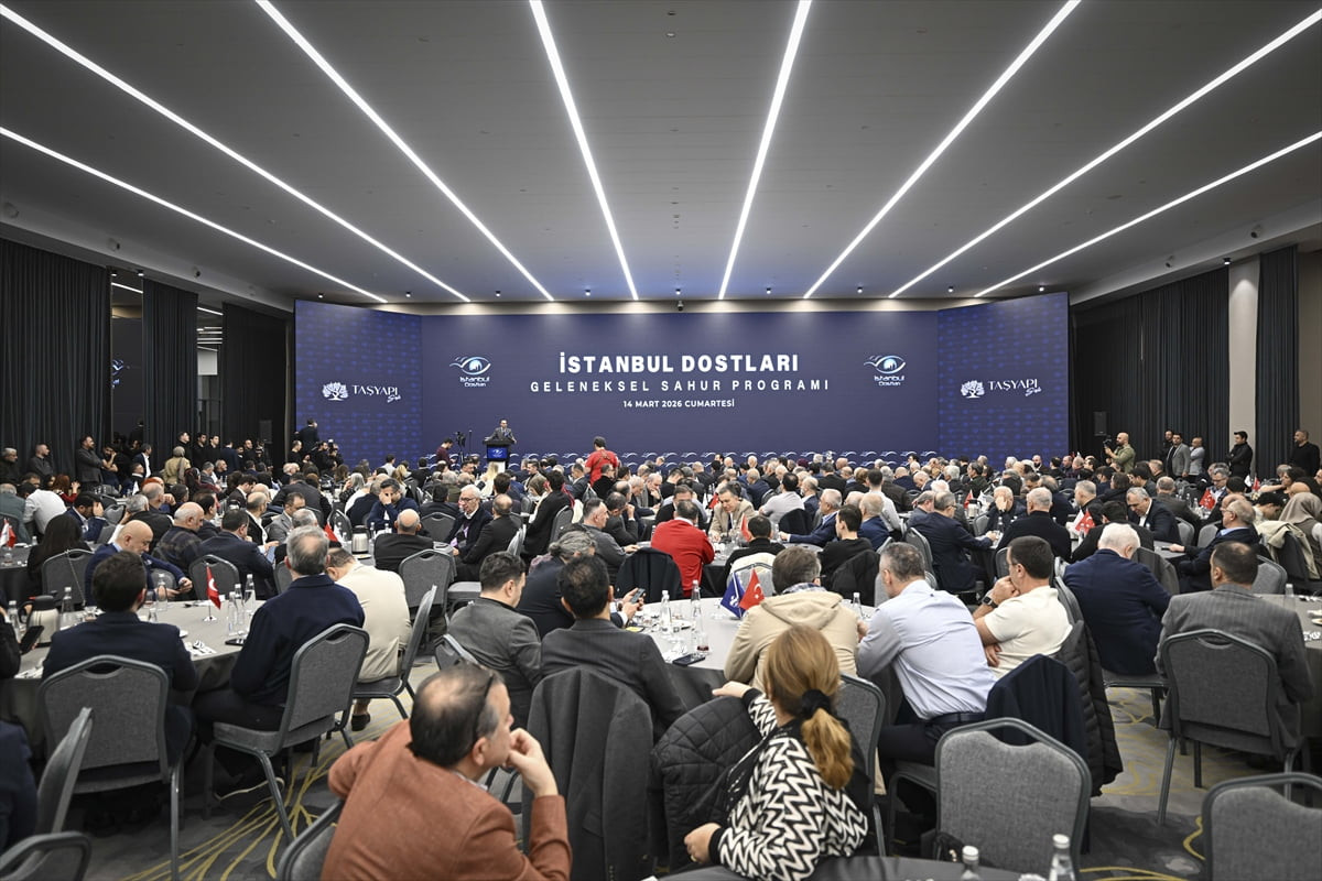 Sanayi ve Teknoloji Bakanı Mehmet Fatih Kacır, İstanbul Dostları'nın düzenlediği geleneksel sahur...