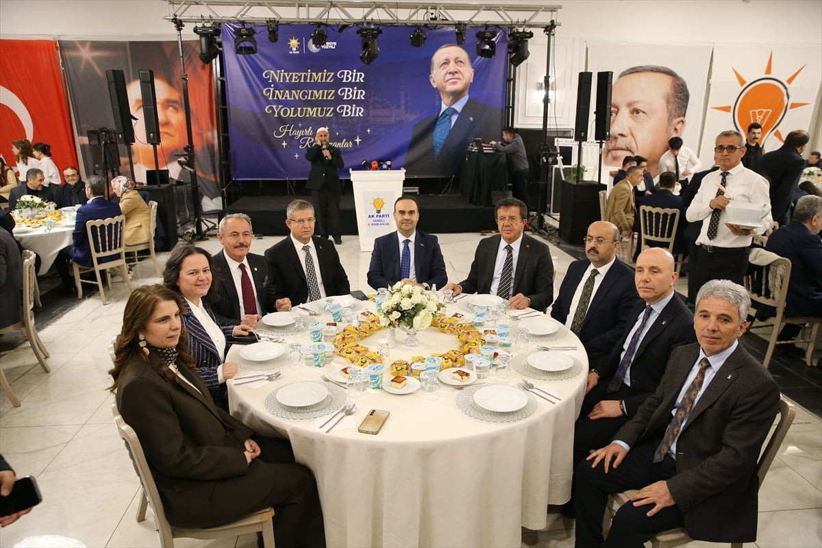 Sanayi ve Teknoloji Bakanı Mehmet Fatih Kacır (ortada), AK Parti Denizli İl Başkanlığı tarafından...