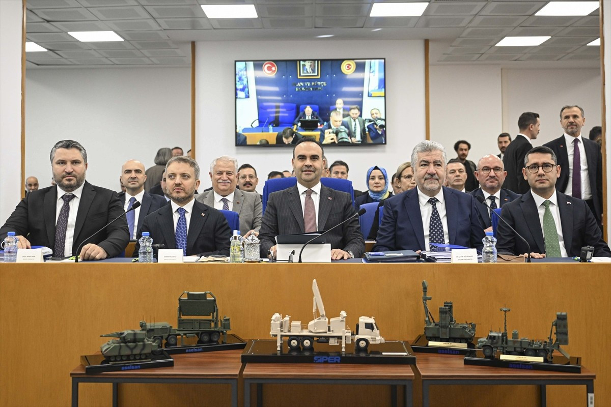 Sanayi ve Teknoloji Bakanı Mehmet Fatih Kacır (ortada), Plan ve Bütçe Komisyonu'nda...
