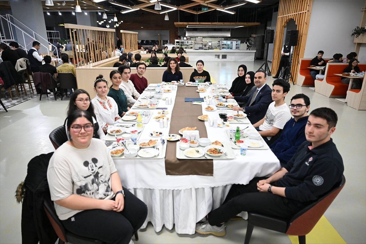 Sanayi ve Teknoloji Bakanı Mehmet Fatih Kacır, ramazan ayının ilk iftarını TÜBİTAK Fen Lisesi...
