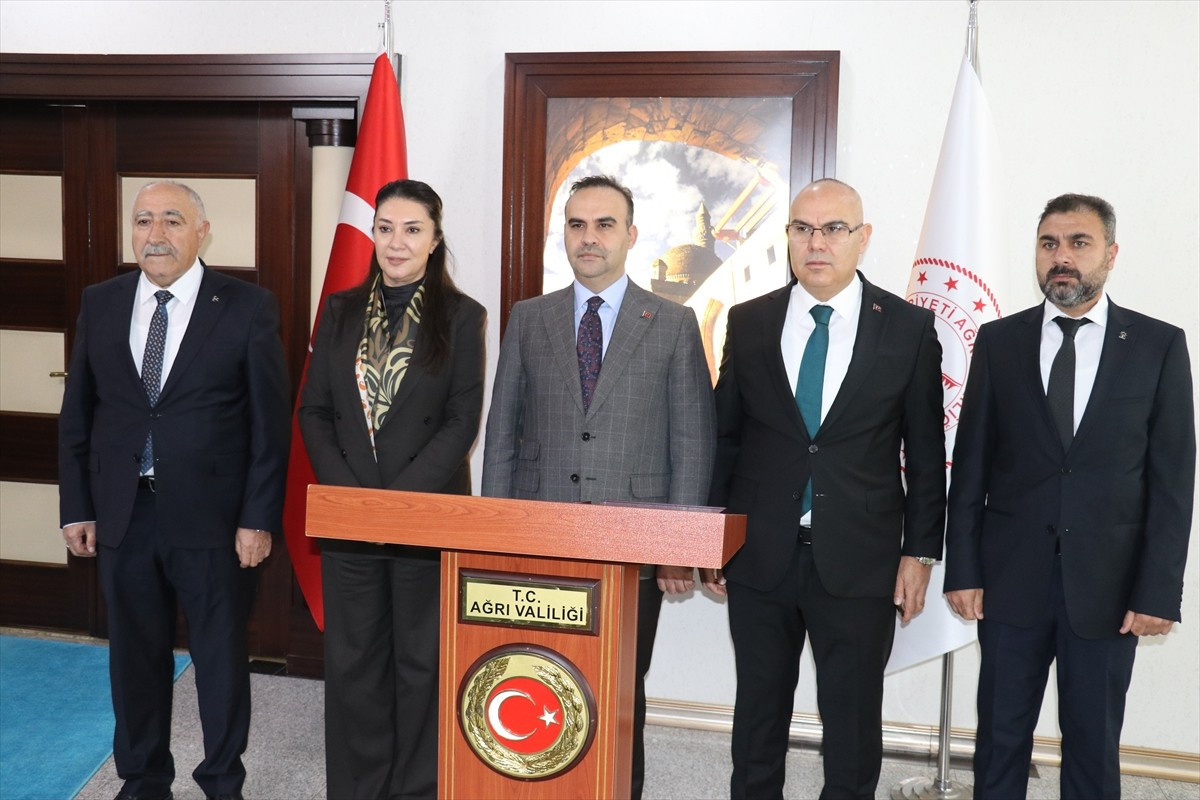 Sanayi ve Teknoloji Bakanı Mehmet Fatih Kacır (sağ 3), Ağrı Valiliğini ziyaret etti. Bakan Kacır...