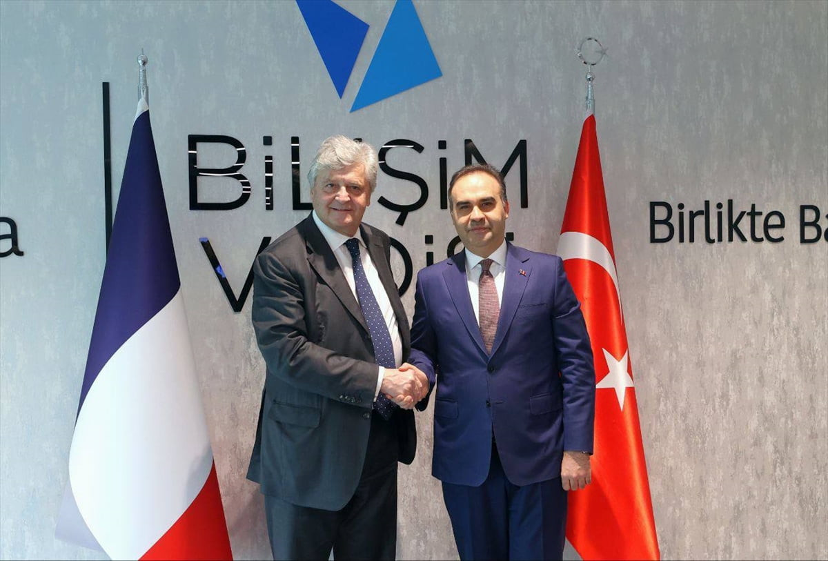 Sanayi ve Teknoloji Bakanı Mehmet Fatih Kacır (sağda), Fransa Dış Ticaret ve Yatırımlardan Sorumlu...