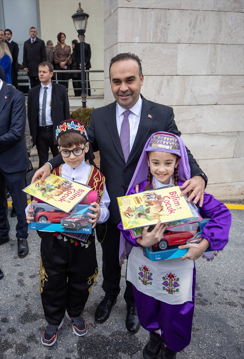 Sanayi ve Teknoloji Bakanı Mehmet Fatih Kacır, Sakarya Valiliğini ziyaret etti. Valilik binası...