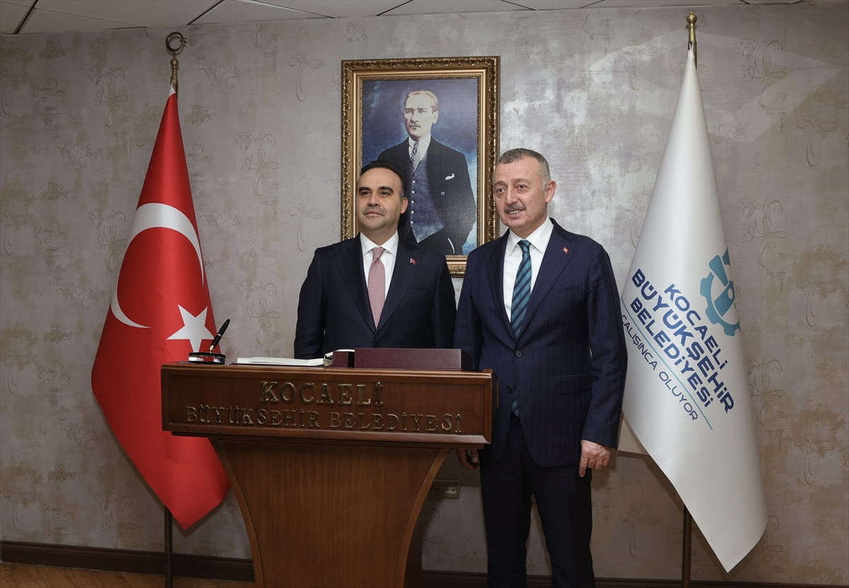 Sanayi ve Teknoloji Bakanı Mehmet Fatih Kacır (solda), bir dizi program için geldiği Kocaeli’de...