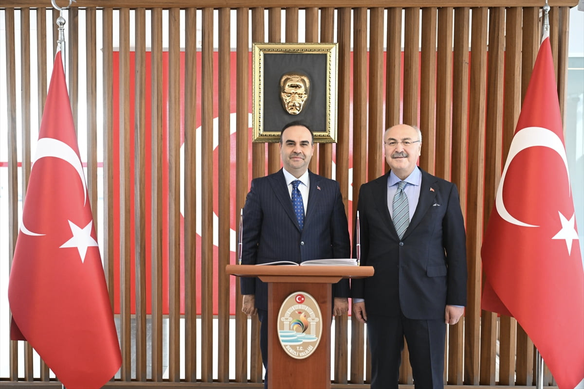 Sanayi ve Teknoloji Bakanı Mehmet Fatih Kacır (solda), Denizli Valisi Yavuz Selim Köşger'i (sağda)...