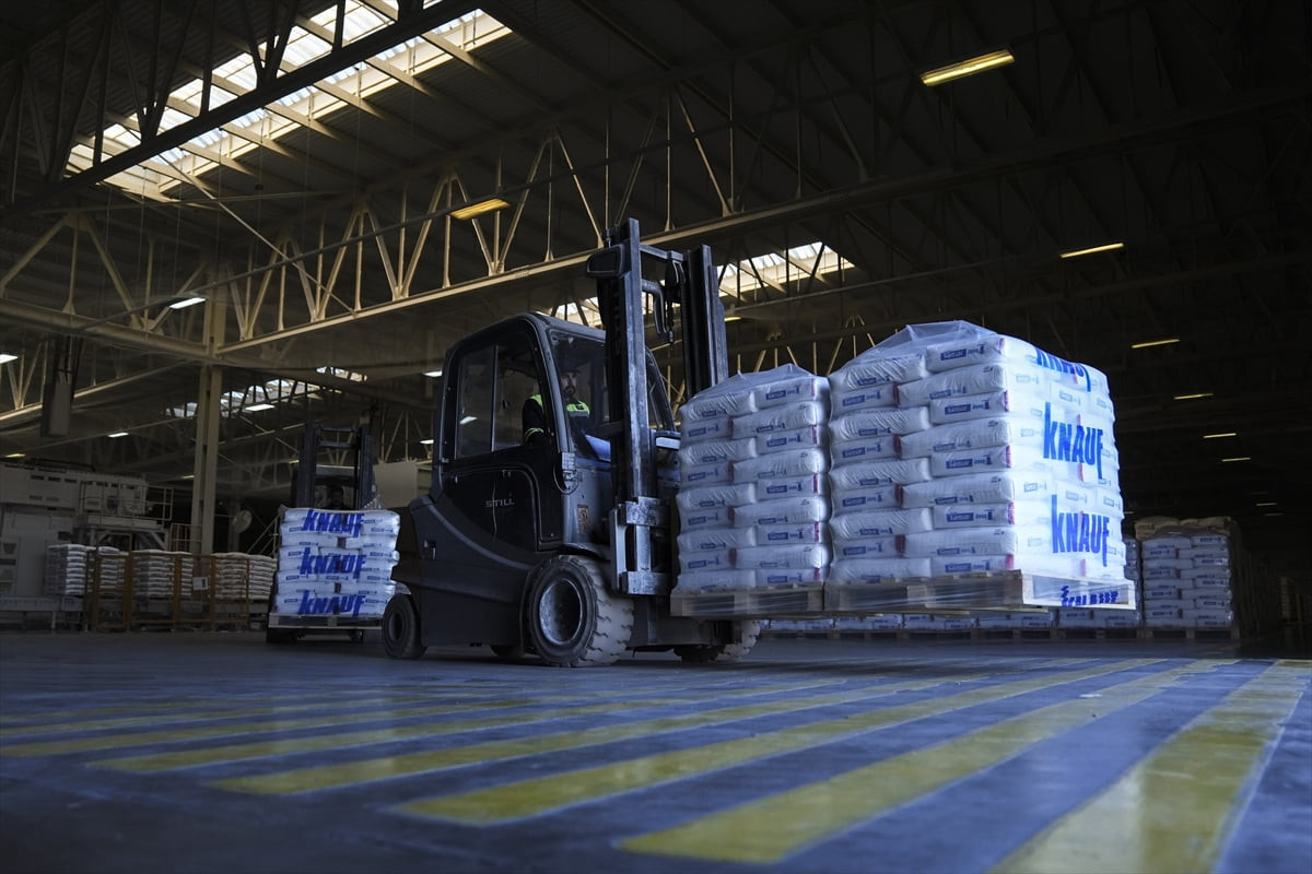 Sanayinin alt kollarından yapı malzemeleri sektöründe üretim süreçleri, kapasite artışının yanı...