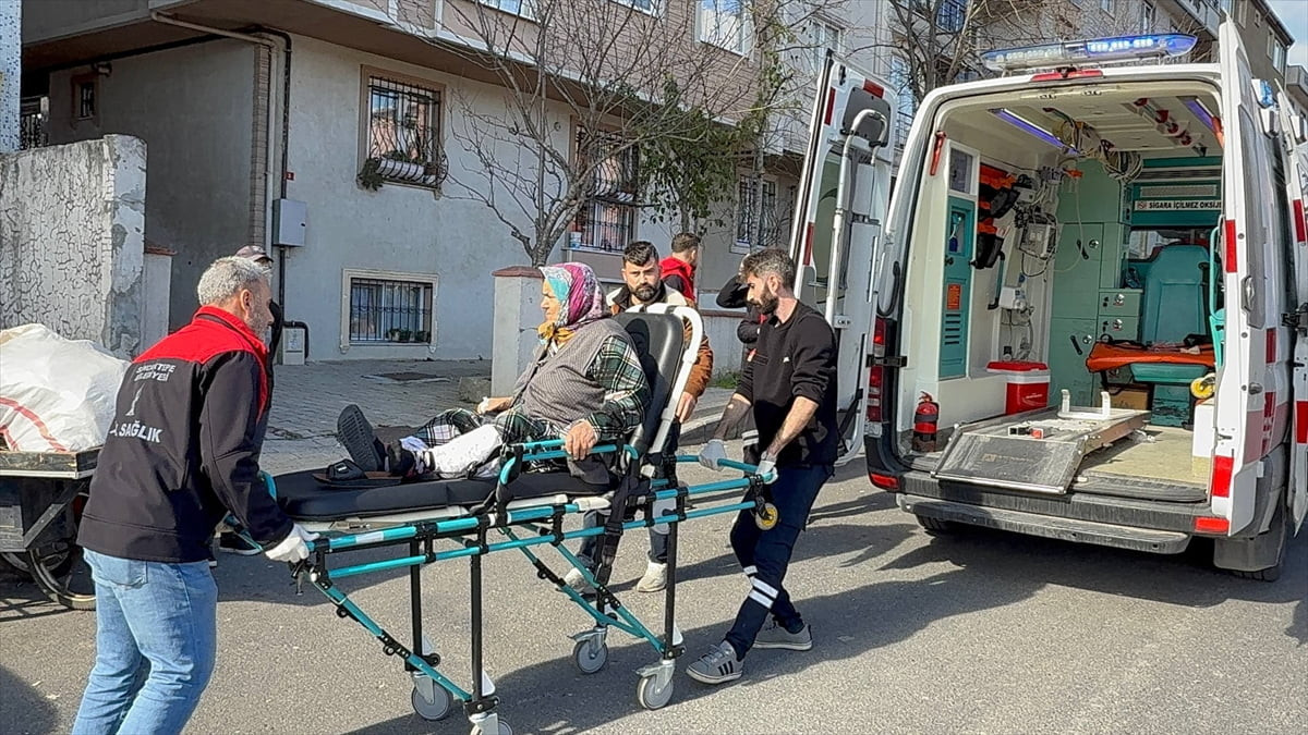 Sancaktepe Abdurrahmangazi Mahallesi Burçak Sokak'ta 4 katlı binada çıkan yangında dumandan...