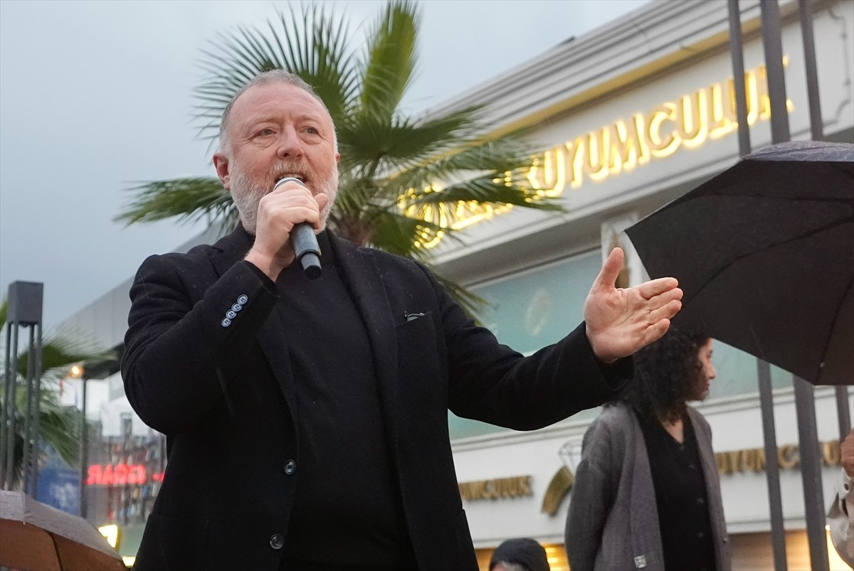 Sancaktepe'de, DEM Parti'nin de aralarında bulunduğu bazı siyasi partilerin katılımıyla "Ekmeğimiz...