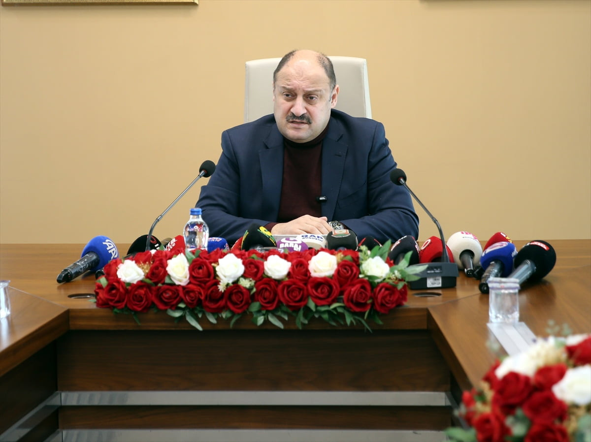 Şanlıurfa Büyükşehir Belediye Başkanı Mehmet Kasım Gülpınar (fotoğrafta), kentte yürütülen karla...