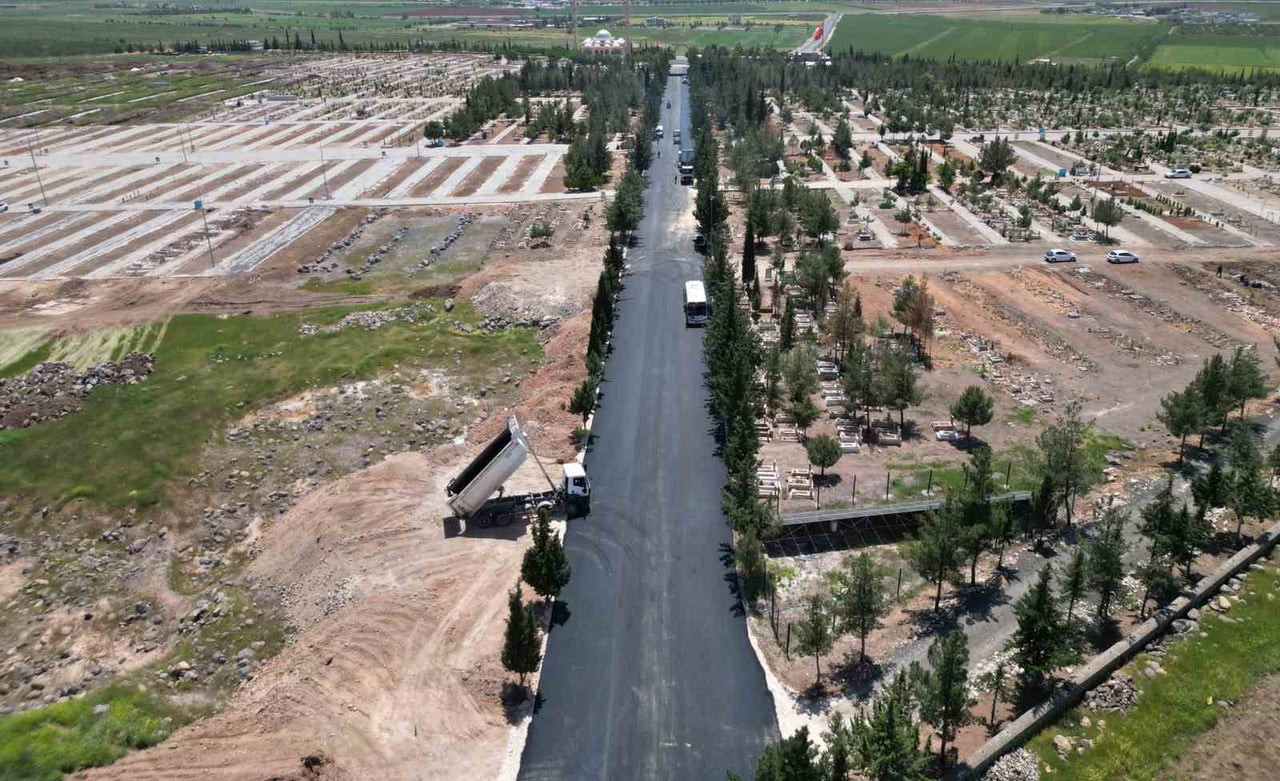 ŞANLIURFA BÜYÜKŞEHİR BELEDİYESİ, KURBAN BAYRAMI ÖNCESİ YENİ ASRİ AİLE MEZARLIK İÇERİSİNDE YER ALAN...