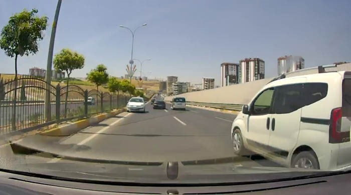 ŞANLIURFA-DİYARBAKIR KARA YOLUNDA TERS YÖNDE İLERLEYEN OTOMOBİL SÜRÜCÜSÜ, TRAFİKTE TEHLİKEYE NEDEN...