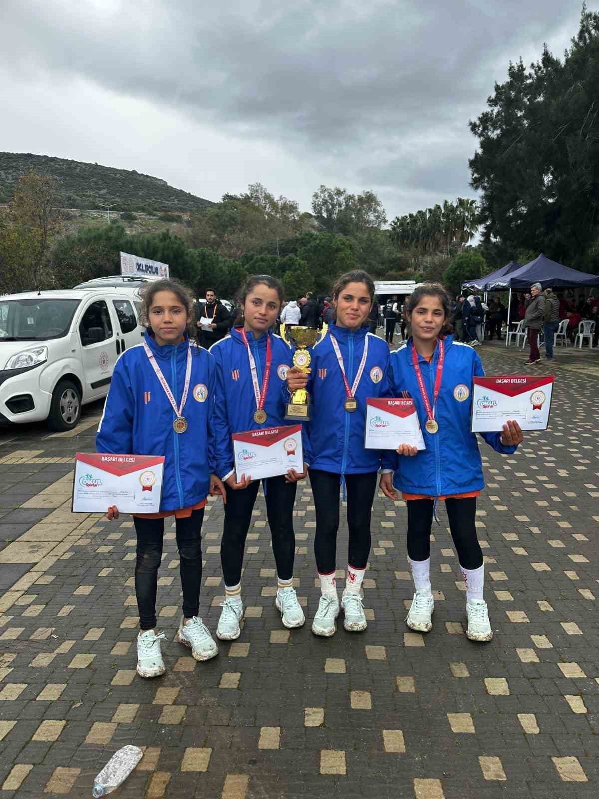 ŞANLIURFA HARRAN GAZLIKUYU ORTAOKULU KIZ ATLETİZM TAKIMI ŞANLIURFA’DA GERÇEKLEŞEN 2 KİLOMETRE KROS...