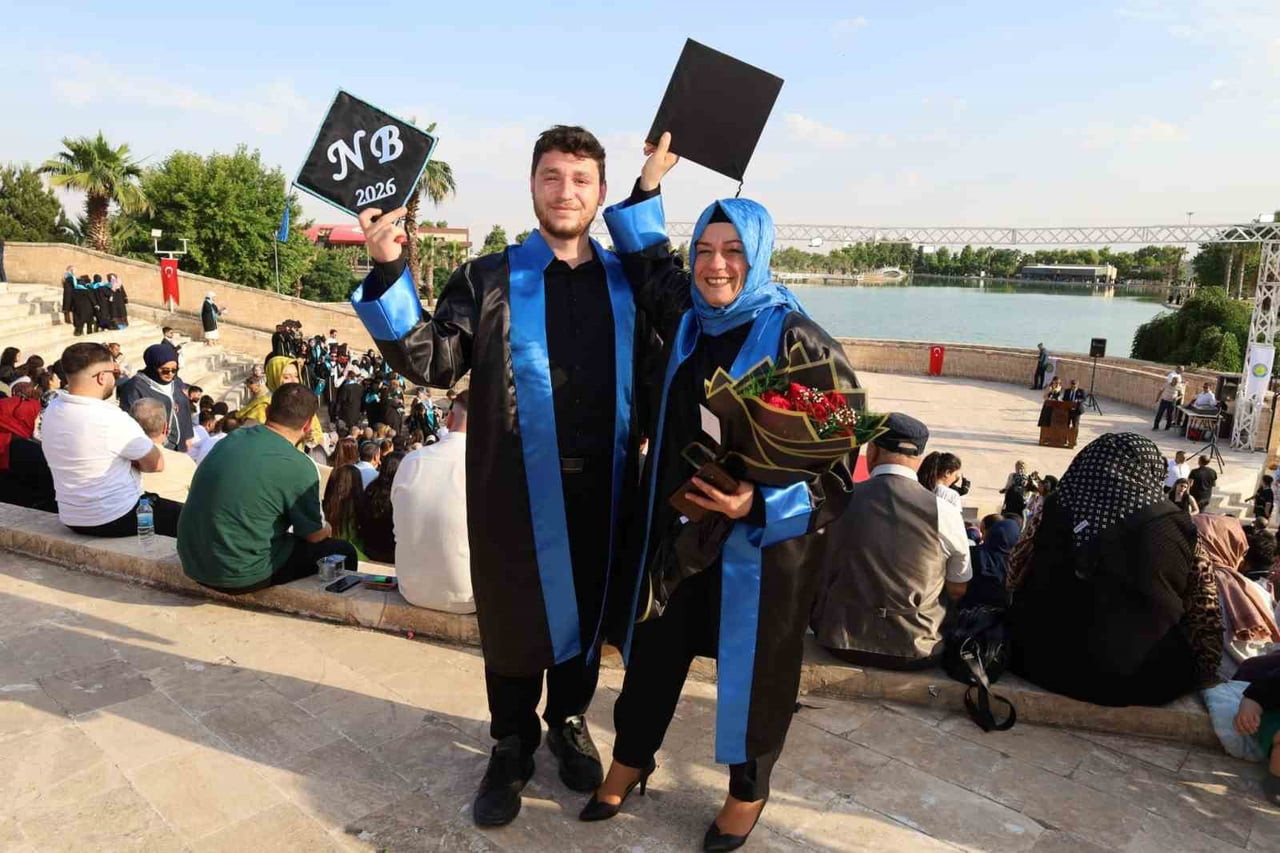ŞANLIURFA HARRAN ÜNİVERSİTESİNDE (HRÜ) AYNI BÖLÜMÜ OKUYAN ANNE VE OĞLU BİRLİKTE MEZUN...