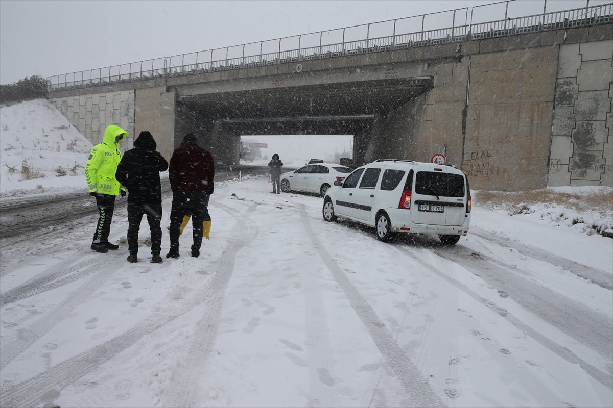 Şanlıurfa Valiliği, kent genelinde etkili olan yoğun kar yağışı ve tipi nedeniyle aralarında...