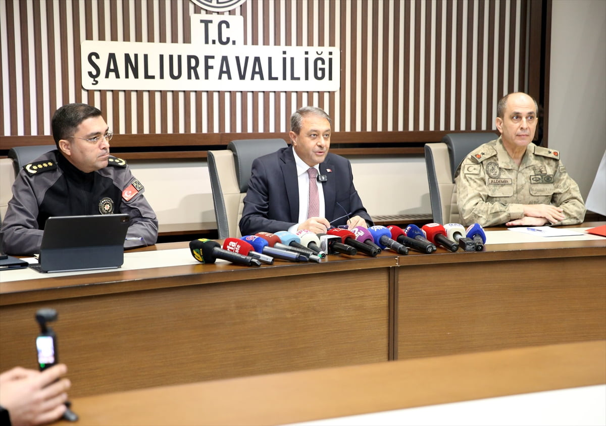 Şanlıurfa Valisi Hasan Şıldak (ortada), İl Emniyet Müdürü Atilla Aksoy (solda) ve İl Jandarma...