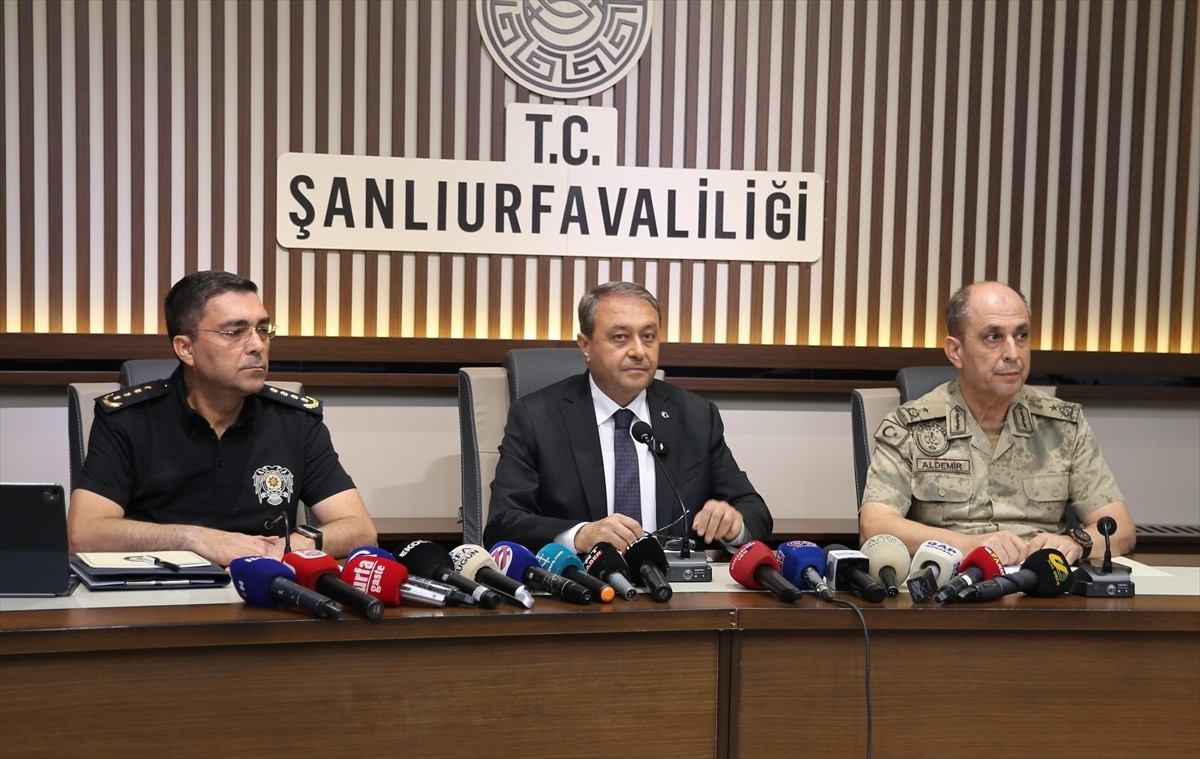 Şanlıurfa Valisi Hasan Şıldak (ortada), İl Emniyet Müdürü Atilla Aksoy (solda) ve Şanlıurfa İl...