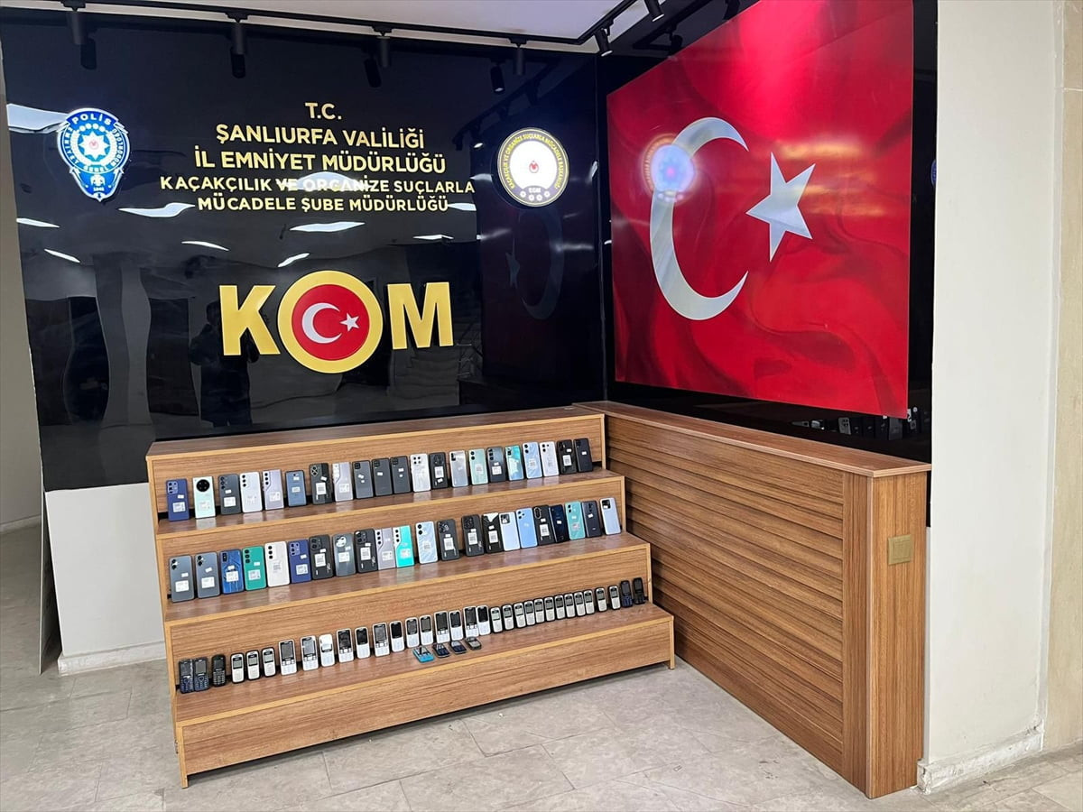 Şanlıurfa'da 126 gümrük kaçağı telefon ele geçirildi, 3 şüpheli gözaltına alındı.