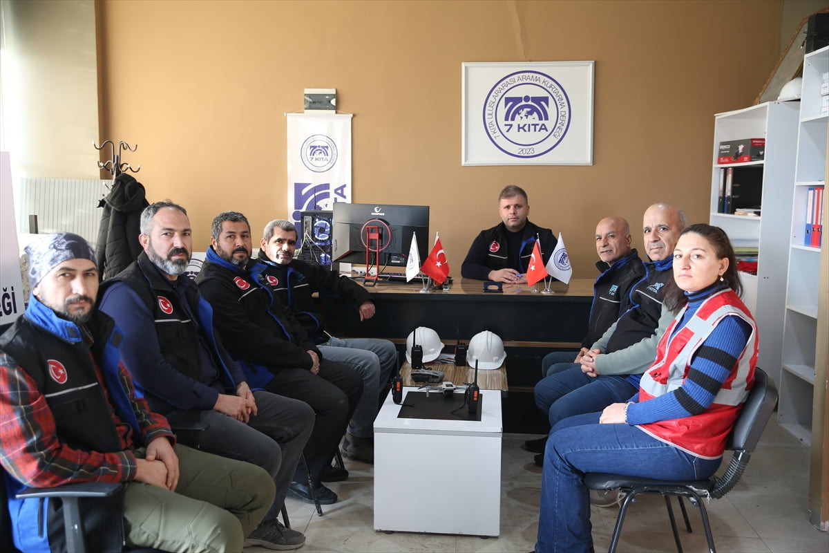 Şanlıurfa'da, 6 Şubat 2023'teki Kahramanmaraş merkezli depremlerde enkazda görev alan bir grup...