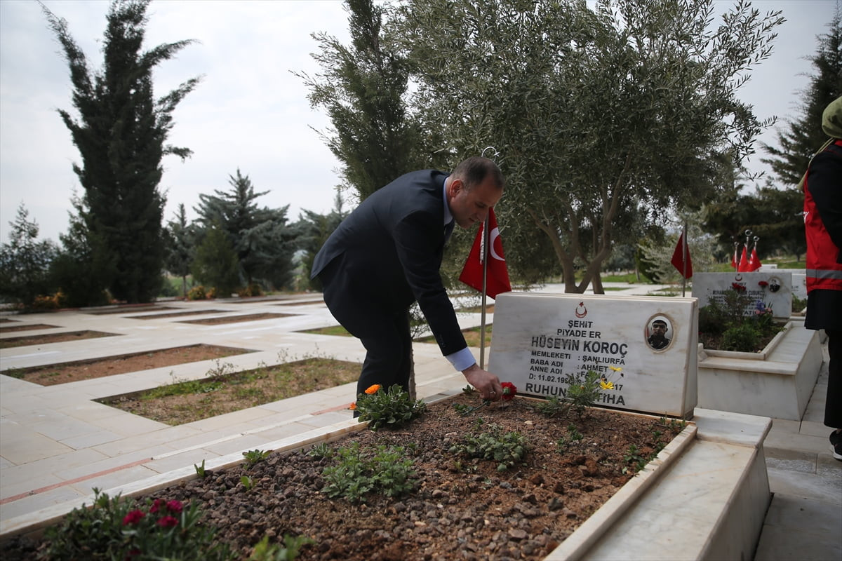 Şanlıurfa'da, Aile ve Sosyal Hizmetler İl Müdürlüğünce şehitlikler ziyaret edilerek temizlik...