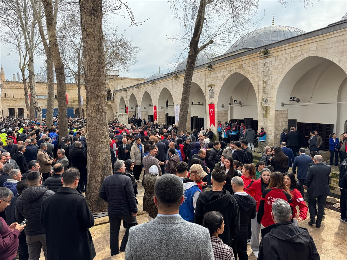 Şanlıurfa'da Balıklıgöl Yerleşkesi'nde bulunan Hasan Paşa Camisi avlusunda düzenlenen programda...