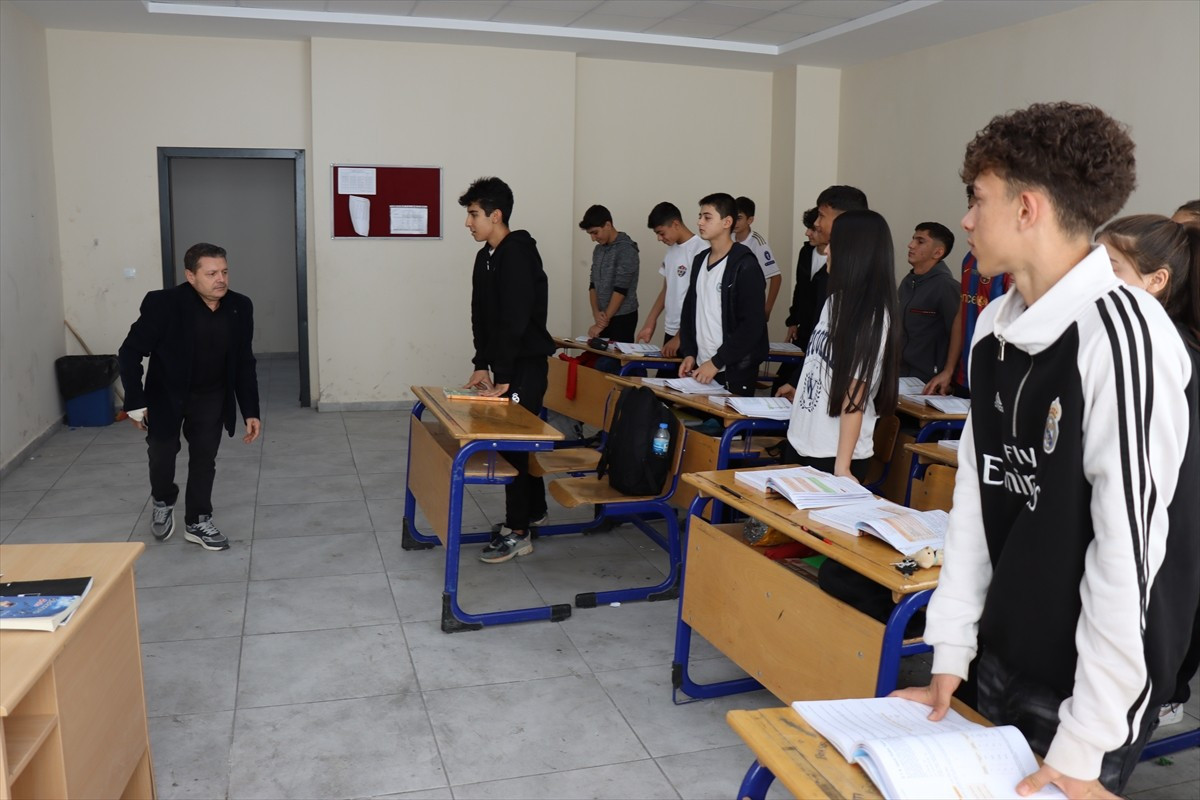 Şanlıurfa'da bedensel engelli edebiyat öğretmeni Mehmet Ercan, kaleme aldığı 4 kitapla hem...