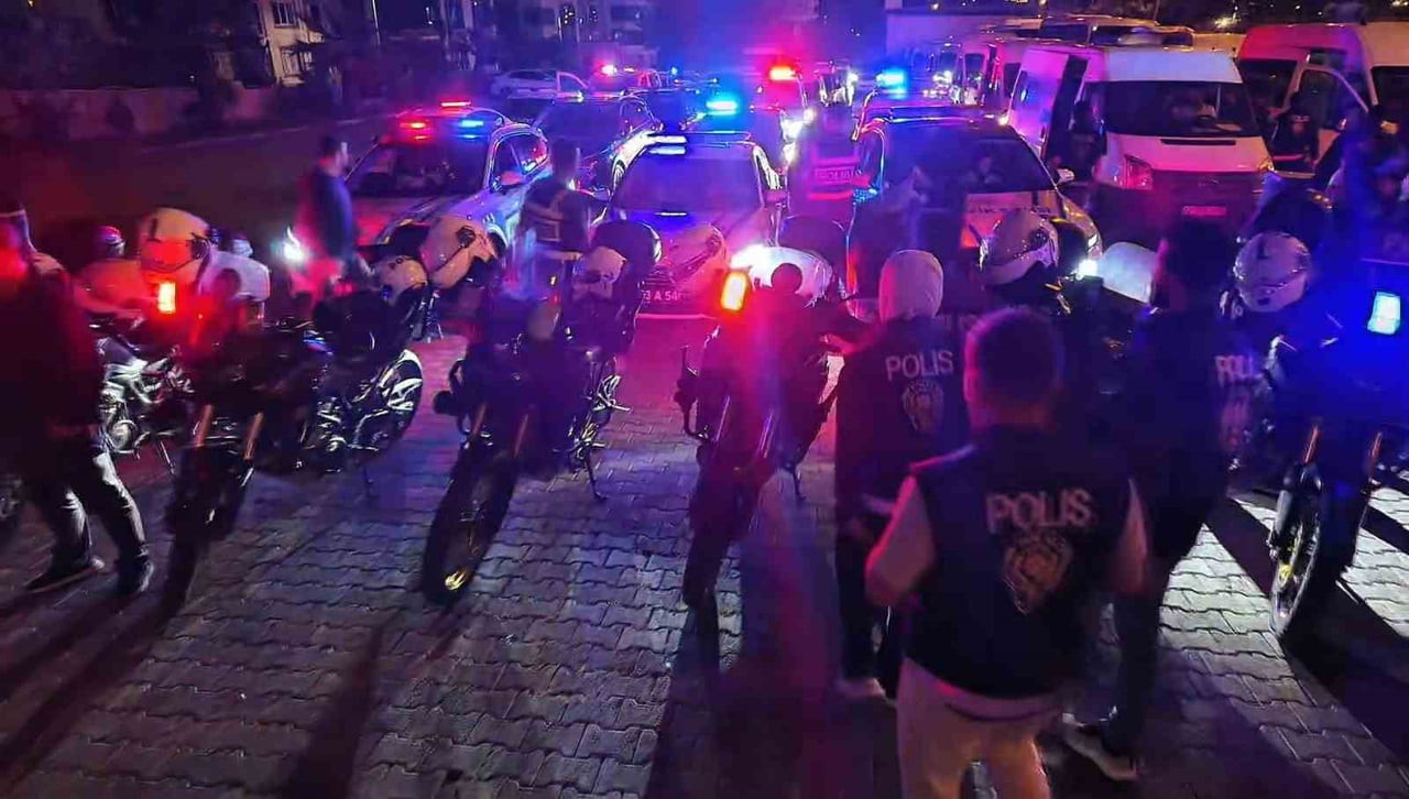 ŞANLIURFA'DA BİNDEN FAZLA POLİS, İL GENELİNDE ASAYİŞ UYGULAMASI GERÇEKLEŞTİRDİ