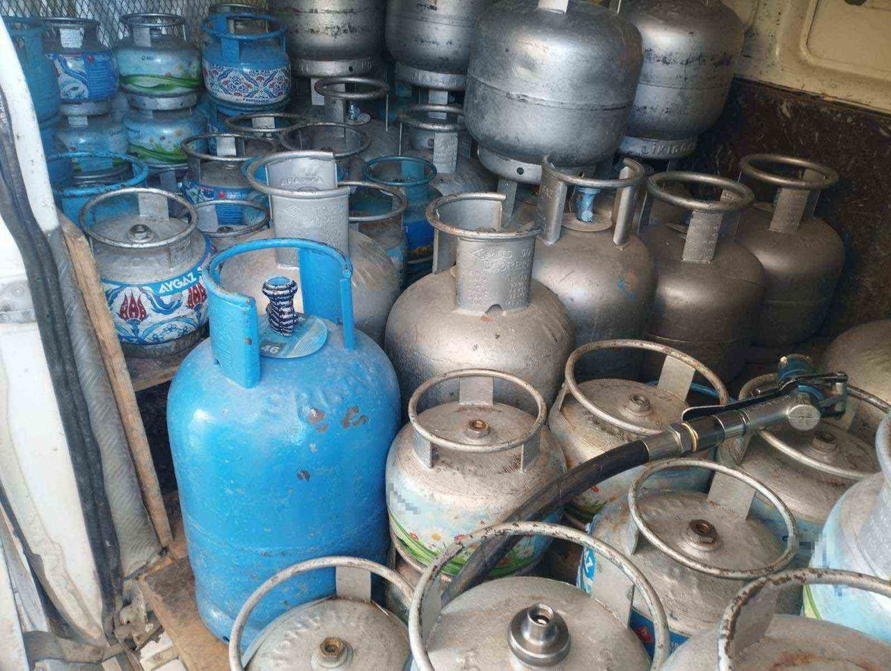 ŞANLIURFA'DA BİR AKARYAKIT İSTASYONUNDA LPG POMPALARINDAN MUTFAK VE PİKNİK TÜPLERİNE DOLUM...