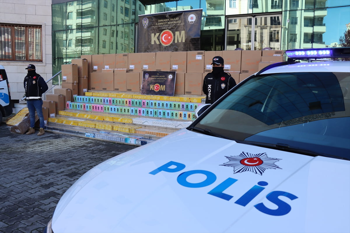 Şanlıurfa'da bir araçta gümrük kaçağı 43 bin paket sigara ve 1440 elektronik sigara ele geçirildi...