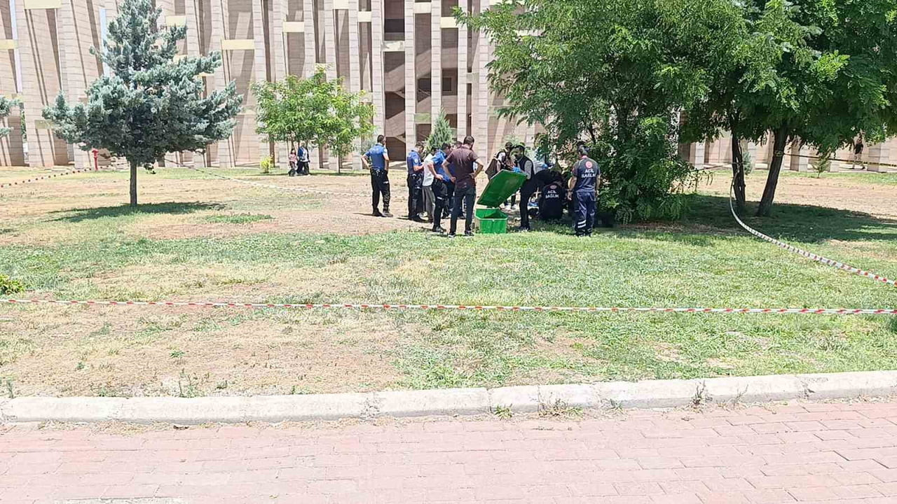 ŞANLIURFA'DA BİR GENÇ PARKTA ÖLÜ BULUNDU