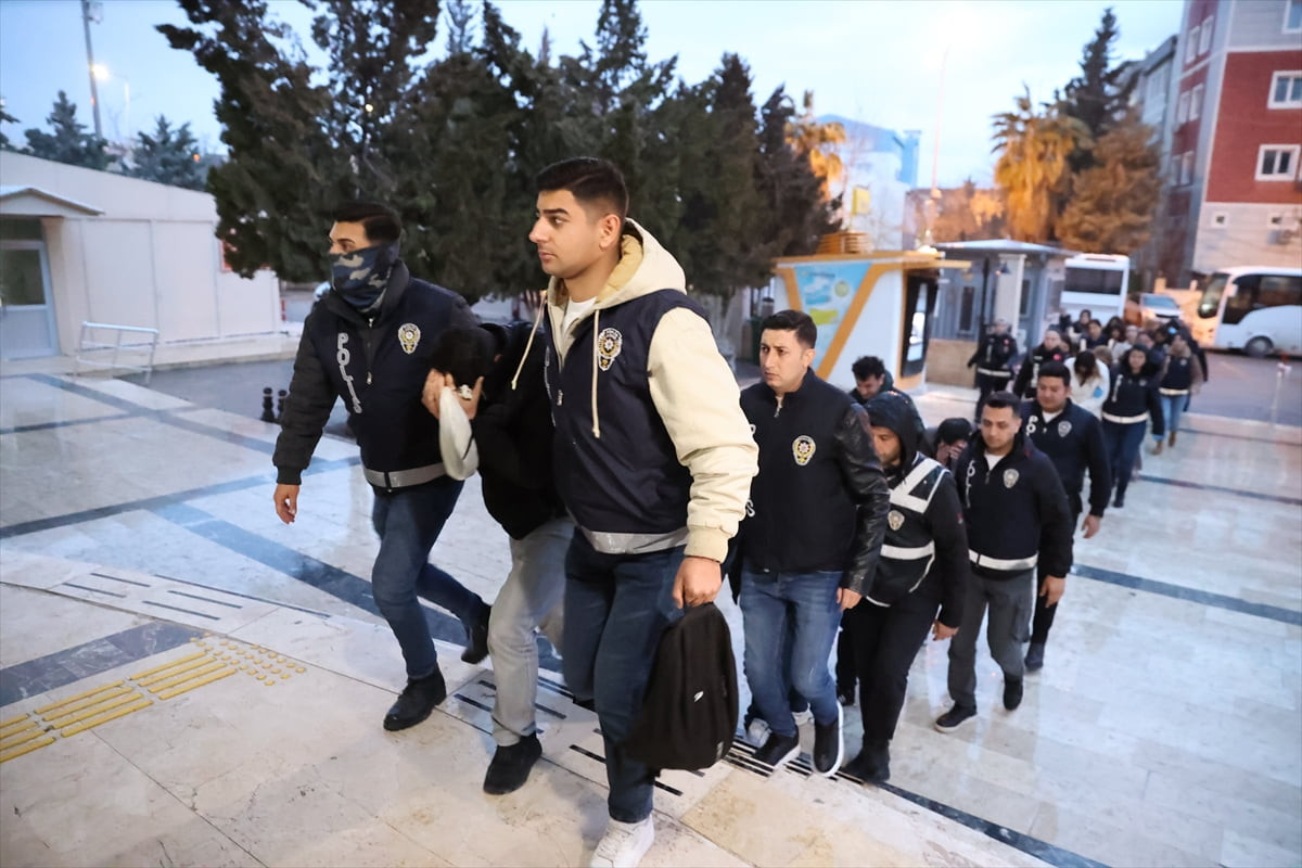 Şanlıurfa'da düzenlenen fuhuş operasyonunda gözaltına alınan 31 şüpheliden 27'si...