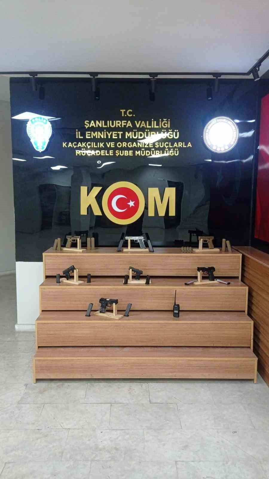 ŞANLIURFA'DA DÜZENLENEN SİLAH KAÇAKÇILIĞI OPERASYONUNDA 7 RUHSATSIZ TABANCA ELE GEÇİRİLDİ...