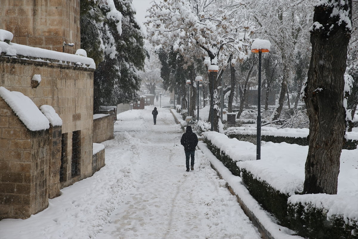 Şanlıurfa'da etkili olan kar, tarihi Balıkgöl Yerleşkesi ve Şanlıurfa Kalesi'nde güzel görüntüler...
