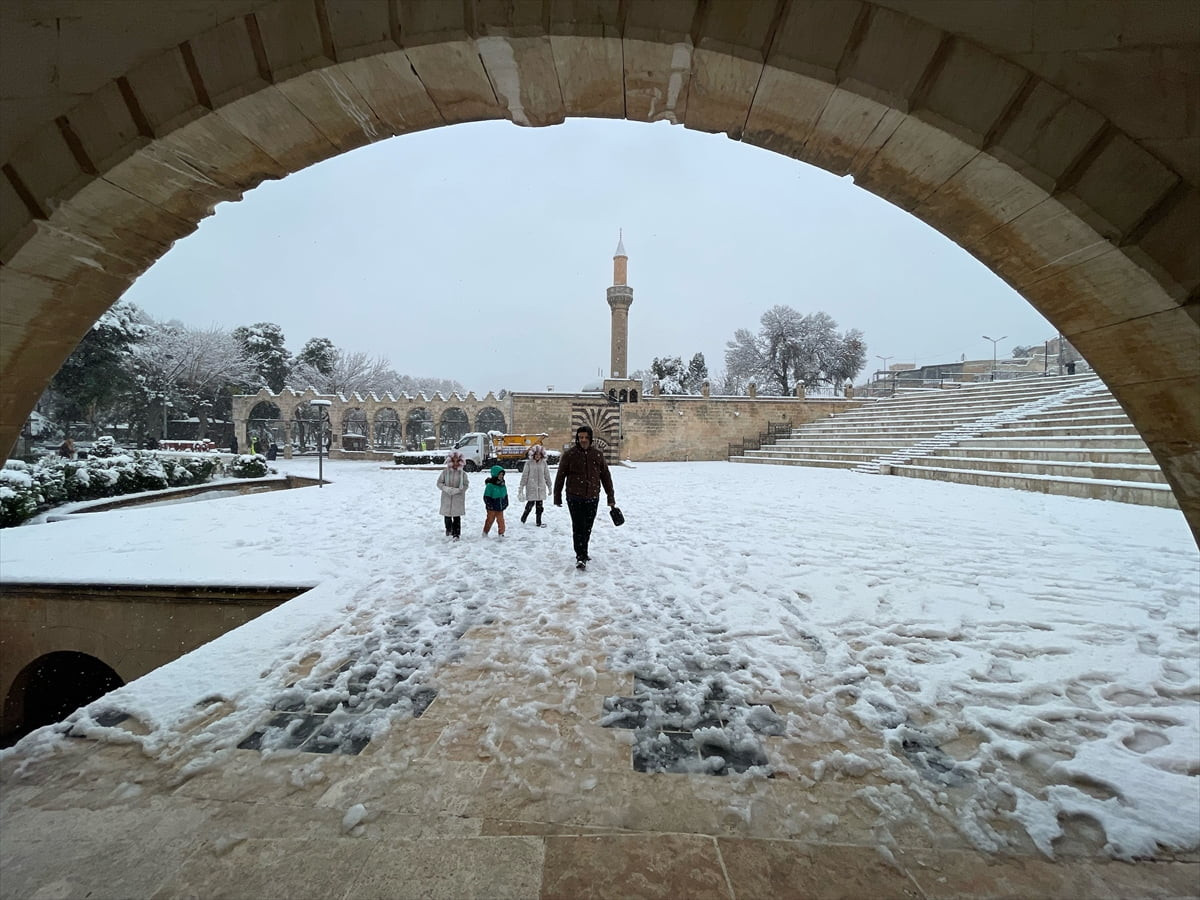 Şanlıurfa'da etkili olan kar, tarihi Balıkgöl Yerleşkesi'nde güzel görüntüler oluşturdu.