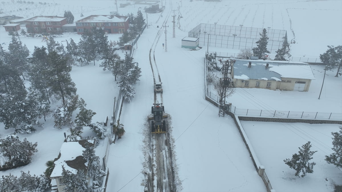Şanlıurfa'da etkili olan kar yağışının ardından Büyükşehir Belediyesi ekipleri ulaşımda aksama...