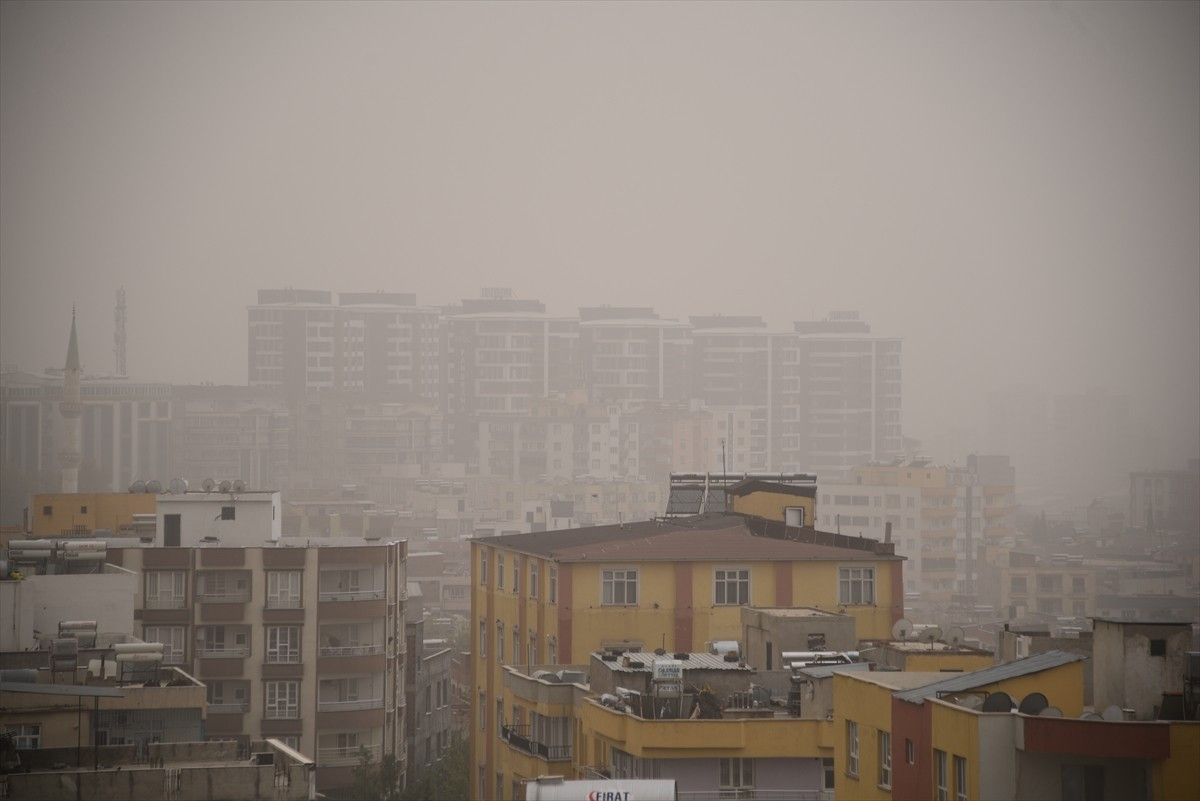 Şanlıurfa'da etkili olan toz taşınımı hayatı olumsuz etkiledi. Toz bulutu nedeniyle görüş mesafesi...