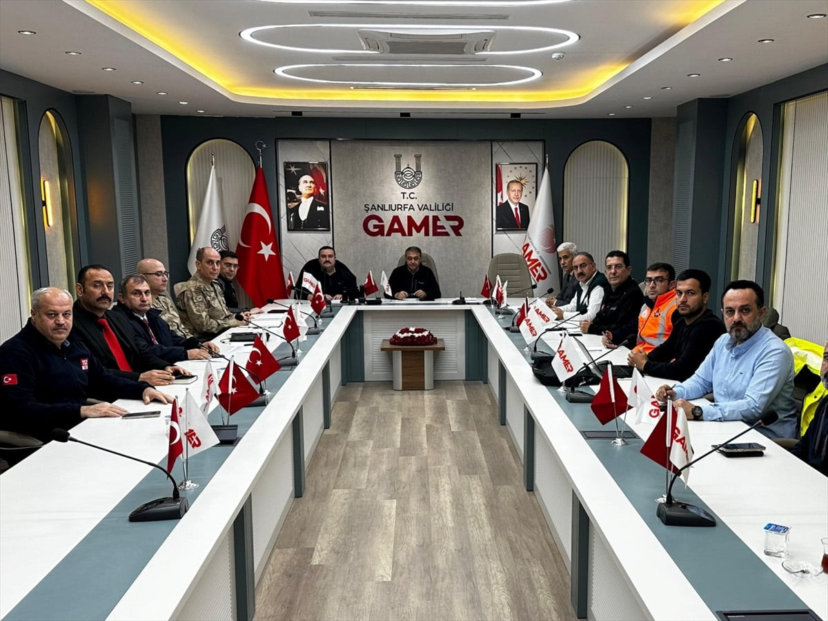 Şanlıurfa'da gece geç saatlerde başlayan kar yağışı etkisini artırdı. Şehir merkezindeki kar...