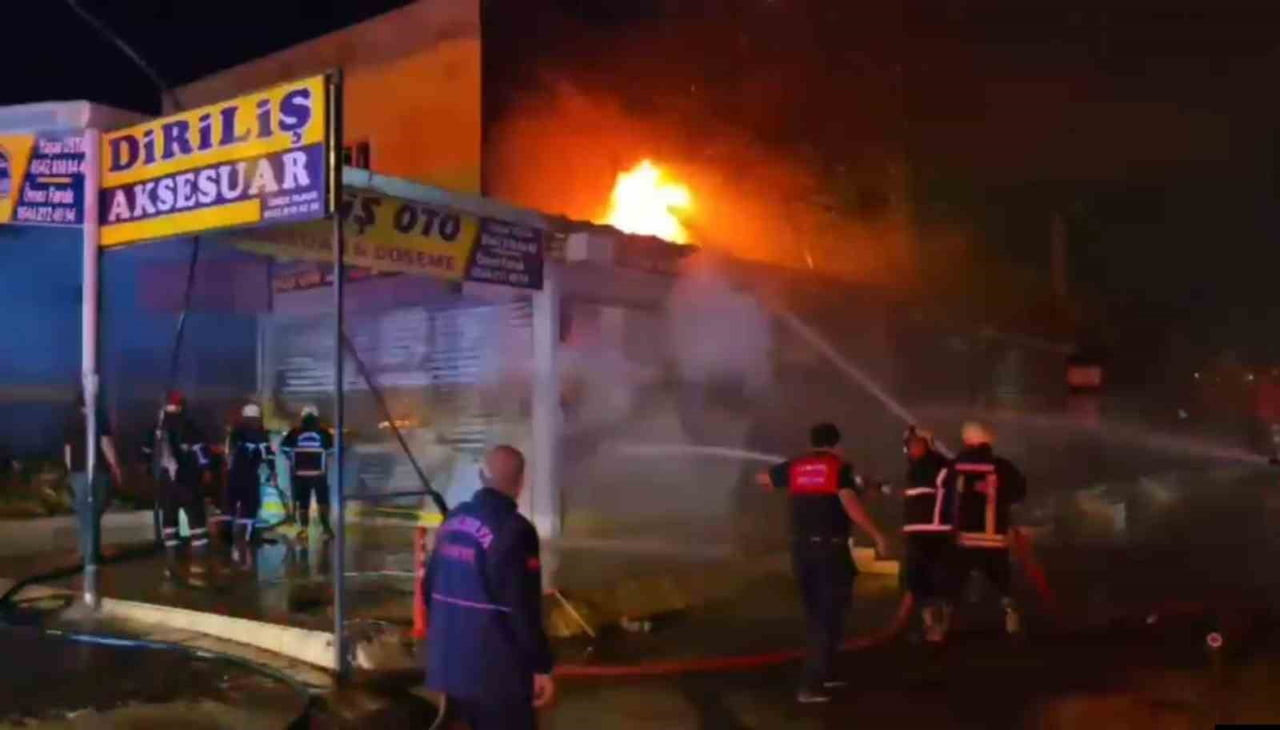 ŞANLIURFA'DA GECE YARISI İKİ AYRI İŞ YERİNDE ÇIKAN YANGIN KONTROL ALTINA ALINDI.