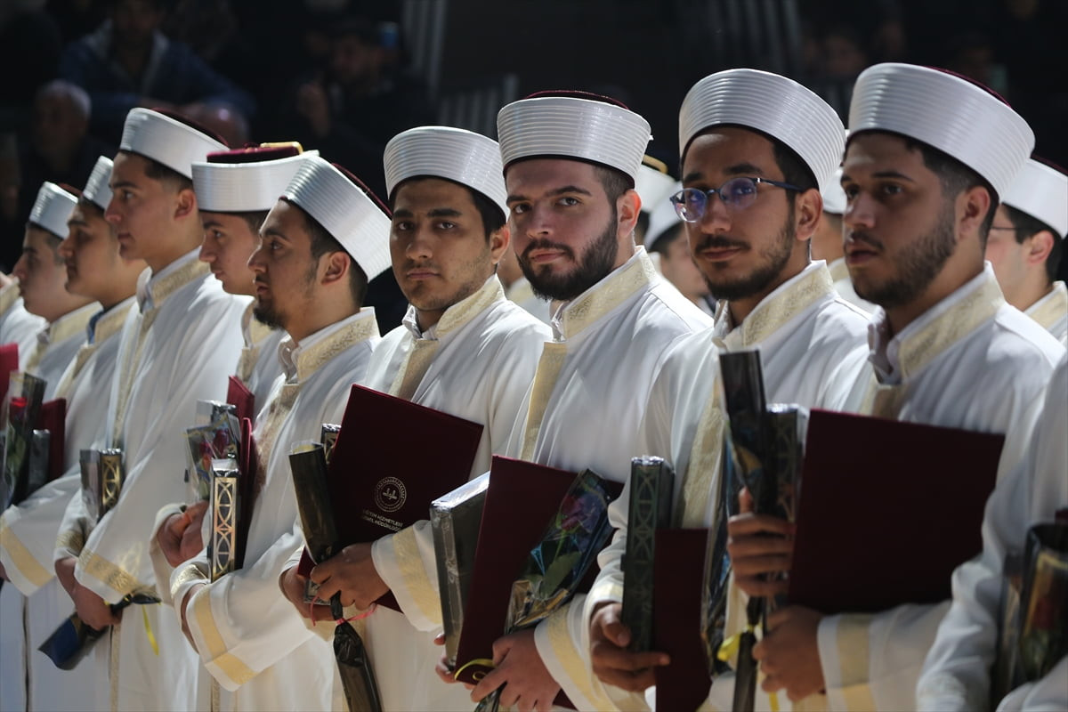 Şanlıurfa'da hafızlığını tamamlayan 571 öğrenci için icazet töreni yapıldı. Törende hafızlara...