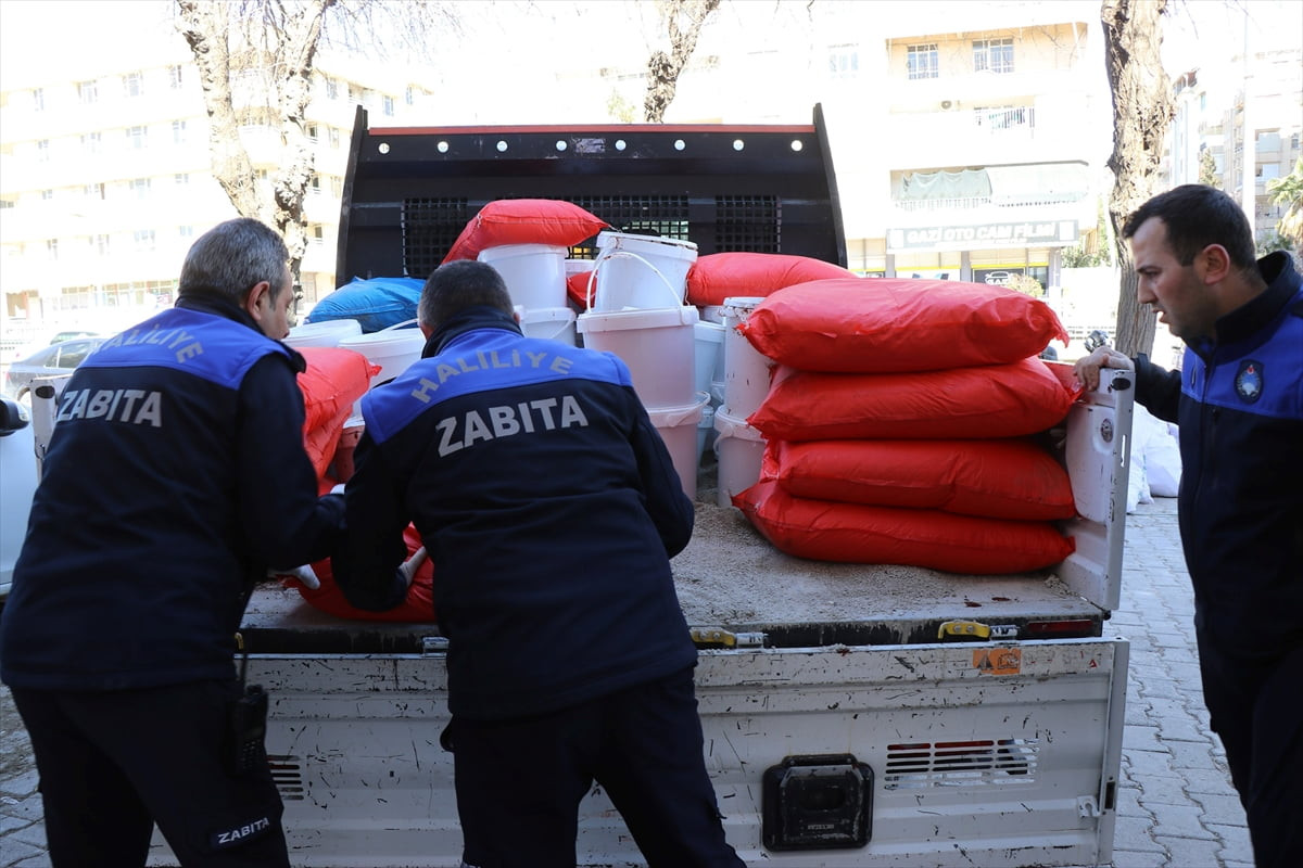 Şanlıurfa'da Haliliye Belediyesi ekiplerince kaçak işletilen bir imalathane­de son kullanma tarihi...