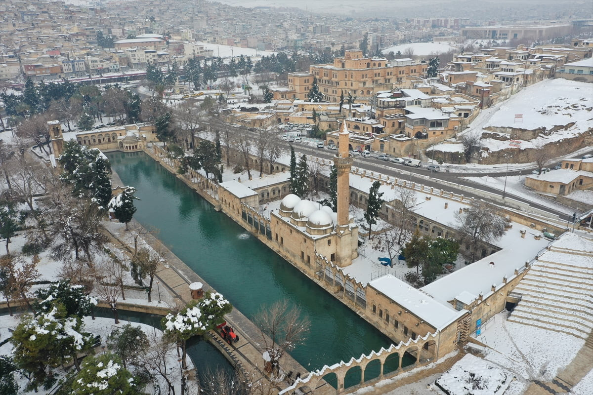 Şanlıurfa'da iki gün etkili olan yoğun kar yağışıyla beyaza bürünen Balıklıgöl yerleşkesi ve...