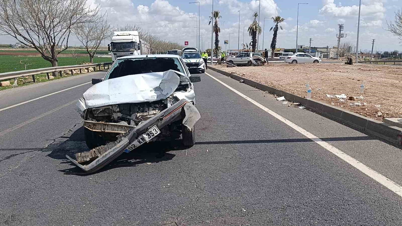 ŞANLIURFA'DA İKİ OTOMOBİLİN ÇARPIŞMASI SONUCU 1'İ AĞIR 4 KİŞİ YARALANDI.