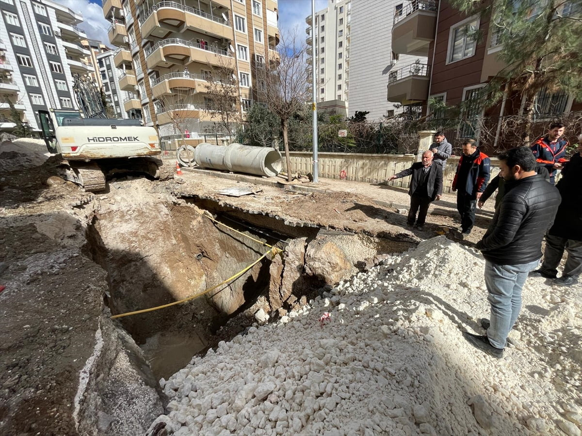 Şanlıurfa'da kanalizasyon ve atık su alt yapısı için yürütülen kazı çalışmaları sırasında yaşanan...