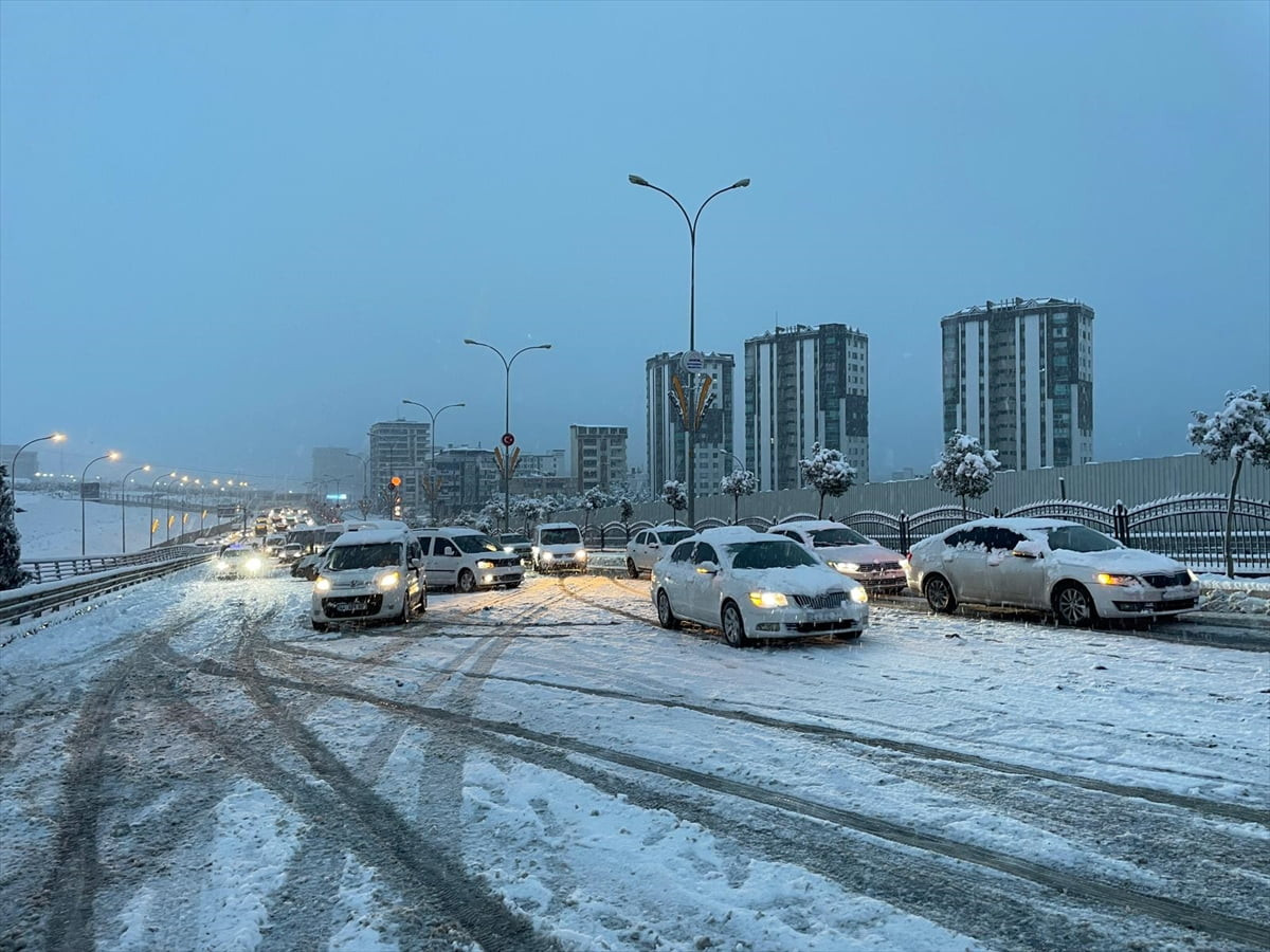 Şanlıurfa'da kar yağışı hayatı olumsuz etkiledi. Kar yağışının etkisiyle Şanlıurfa-Diyarbakır kara...