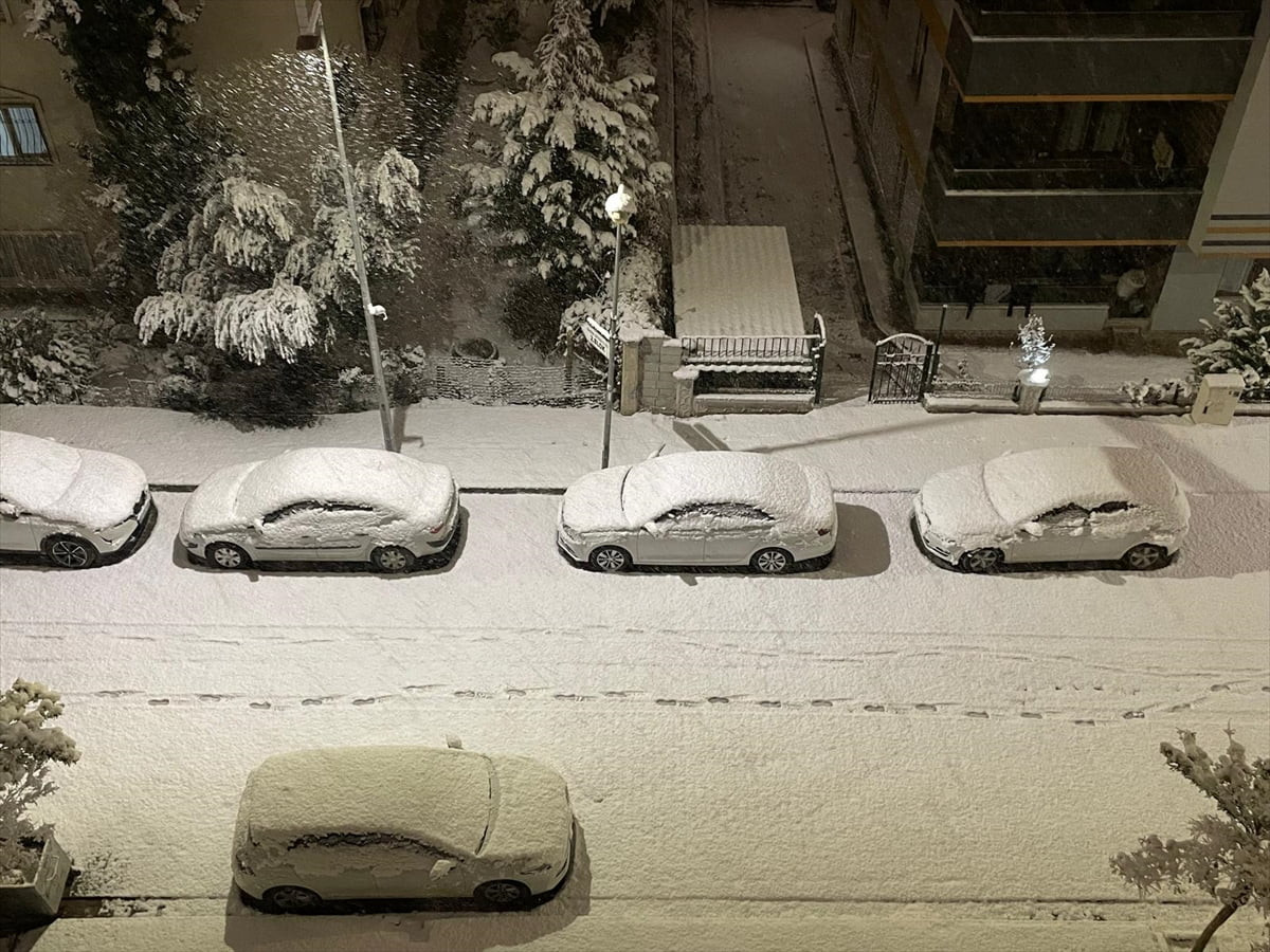 Şanlıurfa'da kar yağışının ardından kent beyaza büründü.