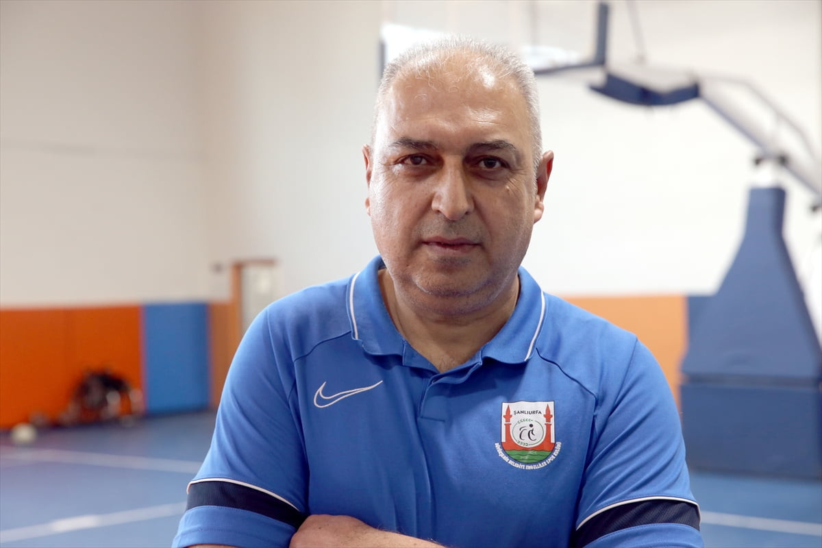 Şanlıurfa'da küçük yaşta geçirdiği kaza sonucu engelli olan Hüseyin Doğan (fotoğrafta), yaklaşık...