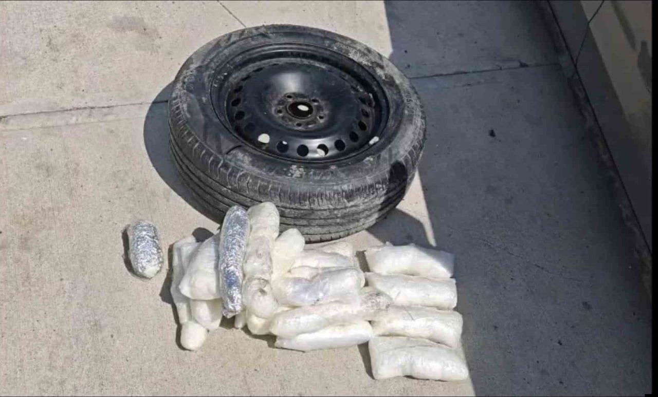 ŞANLIURFA'DA NARKOTİK EKİPLERİNCE DÜZENLENEN OPERASYONDA, BİR ARACIN YEDEK LASTİĞİNE GİZLENMİŞ 7...